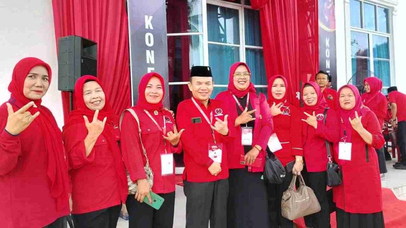 Hardizal bersama jajaran pengurus DPC PDIP Sungai Penuh usai ditetapkan kembali sebagai Ketua periode 2025–2030