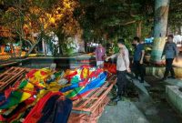 Personel Polres Kerinci memeriksa lokasi wahana istana balon di Sungai Penuh, tempat seorang bocah meninggal saat bermain, sebelum memasang garis polisi untuk keperluan penyelidikan. ( foto Polres Kerinci)