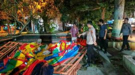 Personel Polres Kerinci memeriksa lokasi wahana istana balon di Sungai Penuh, tempat seorang bocah meninggal saat bermain, sebelum memasang garis polisi untuk keperluan penyelidikan. ( foto Polres Kerinci)