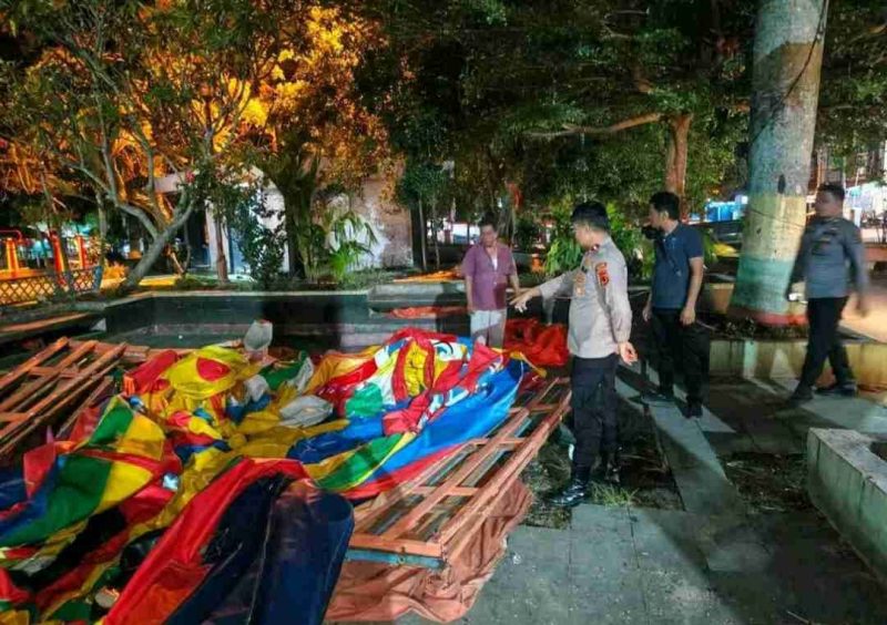 Personel Polres Kerinci memeriksa lokasi wahana istana balon di Sungai Penuh, tempat seorang bocah meninggal saat bermain, sebelum memasang garis polisi untuk keperluan penyelidikan. ( foto Polres Kerinci)