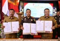 Wali Kota Sungai Penuh Alfin, SH, menandatangani MoU pidana kerja sosial bersama Kejati Jambi di Aula Auditorium Gubernur Jambi. (Foto humas)