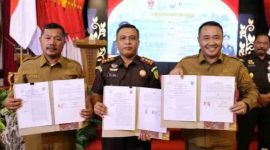 Wali Kota Sungai Penuh Alfin, SH, menandatangani MoU pidana kerja sosial bersama Kejati Jambi di Aula Auditorium Gubernur Jambi. (Foto humas)