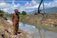 Wakil Wali Kota Azhar Hamzah meninjau normalisasi sungai.