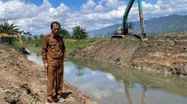 Wakil Wali Kota Azhar Hamzah meninjau normalisasi sungai.