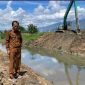 Wakil Wali Kota Azhar Hamzah meninjau normalisasi sungai.