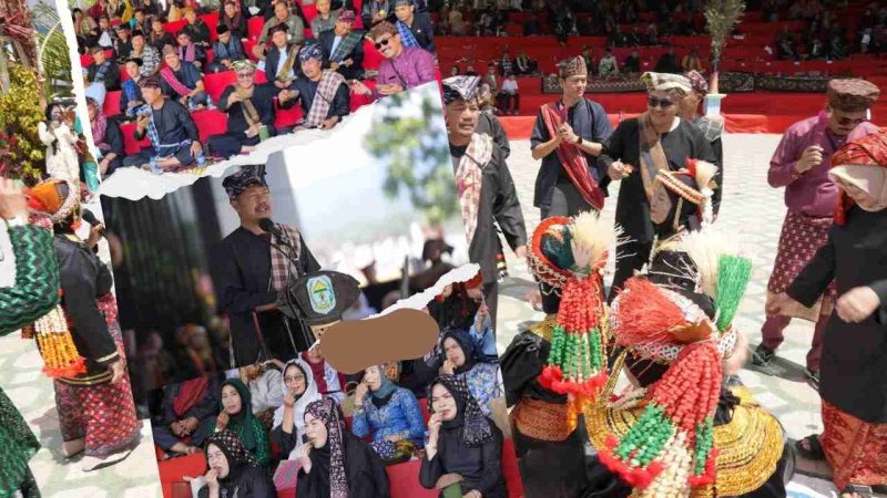 Suasana pembukaan Festival Budaya Kerinci 2025 di tepian Danau Kerinci menampilkan prosesi adat, barisan hulubalang, serta keramaian masyarakat yang memenuhi area dermaga.