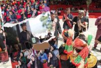 Suasana pembukaan Festival Budaya Kerinci 2025 di tepian Danau Kerinci menampilkan prosesi adat, barisan hulubalang, serta keramaian masyarakat yang memenuhi area dermaga.