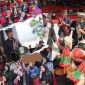 Suasana pembukaan Festival Budaya Kerinci 2025 di tepian Danau Kerinci menampilkan prosesi adat, barisan hulubalang, serta keramaian masyarakat yang memenuhi area dermaga.