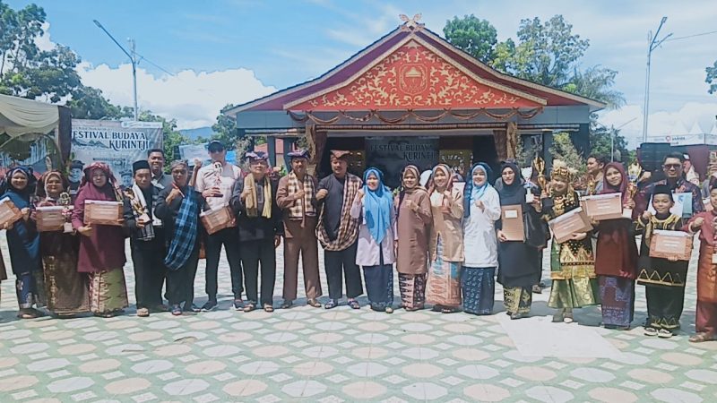 Bupati Kerinci, Monadi, secara resmi menutup Festival Budaya Kerinci 2025 di Dermaga Danau Kerinci, didampingi Wakil Bupati H. Murison, Sabtu (6/12/2025).