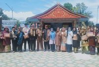 Bupati Kerinci, Monadi, secara resmi menutup Festival Budaya Kerinci 2025 di Dermaga Danau Kerinci, didampingi Wakil Bupati H. Murison, Sabtu (6/12/2025).