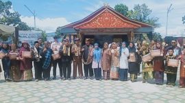 Bupati Kerinci, Monadi, secara resmi menutup Festival Budaya Kerinci 2025 di Dermaga Danau Kerinci, didampingi Wakil Bupati H. Murison, Sabtu (6/12/2025).