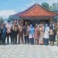 Bupati Kerinci, Monadi, secara resmi menutup Festival Budaya Kerinci 2025 di Dermaga Danau Kerinci, didampingi Wakil Bupati H. Murison, Sabtu (6/12/2025).