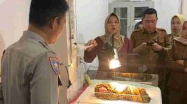 Petugas kepolisian dan tenaga medis menangani bayi terlantar yang ditemukan di Mukai Tinggi.
