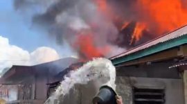 Warga berusaha memadamkan api yang melahap dua rumah di Desa Tanjung Mudo Penawar, Kerinci.