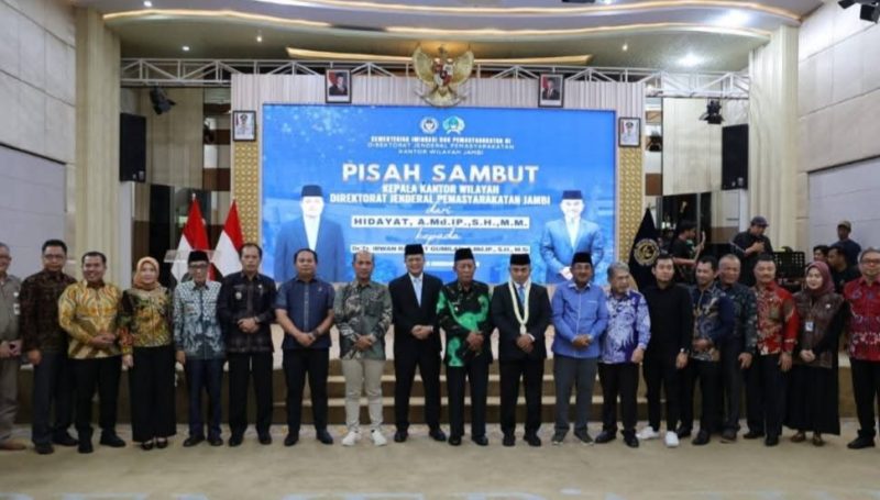 Wawako Sungai Penuh, Azhar Hamzah, berfoto bersama pejabat Kanwil PAS Jambi dalam acara pisah sambut di Aula Griya Mayang, Jumat (5/12)