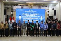 Wawako Sungai Penuh, Azhar Hamzah, berfoto bersama pejabat Kanwil PAS Jambi dalam acara pisah sambut di Aula Griya Mayang, Jumat (5/12)