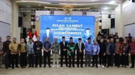 Wawako Sungai Penuh, Azhar Hamzah, berfoto bersama pejabat Kanwil PAS Jambi dalam acara pisah sambut di Aula Griya Mayang, Jumat (5/12)