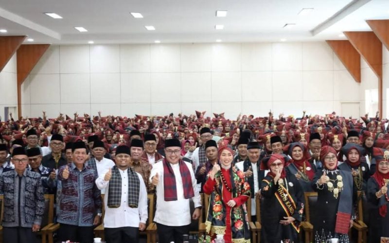 Momen pengukuhan pengurus baru Bundo Kanduang Sungai Penuh oleh Walikota Alfin, dihadiri anggota Bundo Kanduang dan para Ketua Nan Delapan