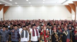 Momen pengukuhan pengurus baru Bundo Kanduang Sungai Penuh oleh Walikota Alfin, dihadiri anggota Bundo Kanduang dan para Ketua Nan Delapan