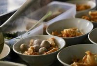 Bakso panas lengkap dengan pangsit goreng siap disantap, menambah kenyamanan saat cuaca dingin.