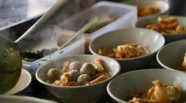 Bakso panas lengkap dengan pangsit goreng siap disantap, menambah kenyamanan saat cuaca dingin.