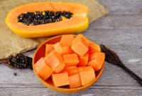 Pepaya, buah sarapan kaya vitamin C dan serat, membantu pencernaan dan menjaga kulit tetap sehat.