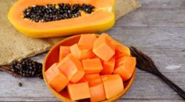 Pepaya, buah sarapan kaya vitamin C dan serat, membantu pencernaan dan menjaga kulit tetap sehat.