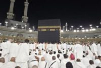 Jemaah haji sedang melakukan thawaf mengelilingi Ka'bah di Masjidil Haram, Makkah, dalam rangka ibadah haji.