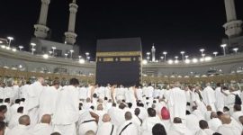 Jemaah haji sedang melakukan thawaf mengelilingi Ka'bah di Masjidil Haram, Makkah, dalam rangka ibadah haji.