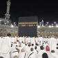 Jemaah haji sedang melakukan thawaf mengelilingi Ka'bah di Masjidil Haram, Makkah, dalam rangka ibadah haji.