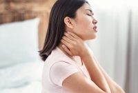 Kolesterol tinggi dapat menumpuk di pembuluh darah dan memicu nyeri serta kekakuan pada leher dan pundak