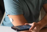 FDA meminta pasien menghentikan penggunaan beberapa sensor FreeStyle Libre Abbott karena gangguan pembacaan glukosa.”