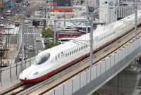 Kereta Shinkansen berhenti sementara setelah gempa melanda Jepang utara, mengganggu layanan kereta cepat.