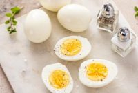 Telur rebus siap dikonsumsi, kaya protein dan nutrisi penting untuk kesehatan harian.