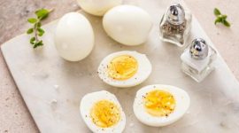 Telur rebus siap dikonsumsi, kaya protein dan nutrisi penting untuk kesehatan harian.