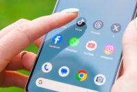 Ilustrasi penggunaan media sosial melalui ponsel pintar dengan berbagai aplikasi video pendek.