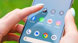 Ilustrasi penggunaan media sosial melalui ponsel pintar dengan berbagai aplikasi video pendek.