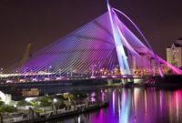 Jembatan Seri Wawasan tampak megah dengan cahaya LED warna-warni yang menerangi struktur kabel dan pylon saat malam hari di Putrajaya, Malaysia.