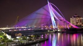 Jembatan Seri Wawasan tampak megah dengan cahaya LED warna-warni yang menerangi struktur kabel dan pylon saat malam hari di Putrajaya, Malaysia.