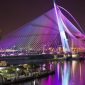 Jembatan Seri Wawasan tampak megah dengan cahaya LED warna-warni yang menerangi struktur kabel dan pylon saat malam hari di Putrajaya, Malaysia.