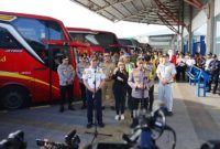 Kapolri Jenderal Listyo Sigit Prabowo memeriksa kesiapan sopir bus menjelang angkutan Natal 2025 dan Tahun Baru 2026 di Terminal Pulo Gebang, Jakarta Timur, Selasa (23/12/2025).