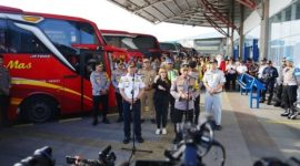 Kapolri Jenderal Listyo Sigit Prabowo memeriksa kesiapan sopir bus menjelang angkutan Natal 2025 dan Tahun Baru 2026 di Terminal Pulo Gebang, Jakarta Timur, Selasa (23/12/2025).