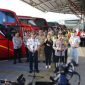 Kapolri Jenderal Listyo Sigit Prabowo memeriksa kesiapan sopir bus menjelang angkutan Natal 2025 dan Tahun Baru 2026 di Terminal Pulo Gebang, Jakarta Timur, Selasa (23/12/2025).