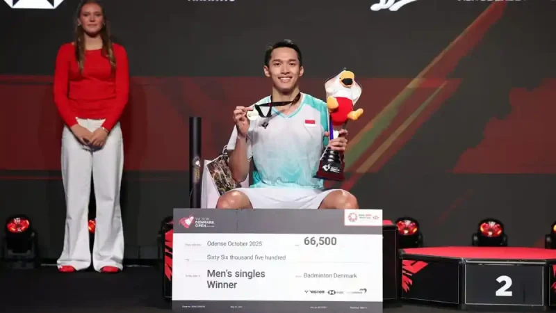 Jonatan Christie merayakan kemenangan usai memastikan gelar juara dalam salah satu turnamen BWF World Tour 2025.