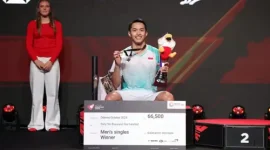 Jonatan Christie merayakan kemenangan usai memastikan gelar juara dalam salah satu turnamen BWF World Tour 2025.