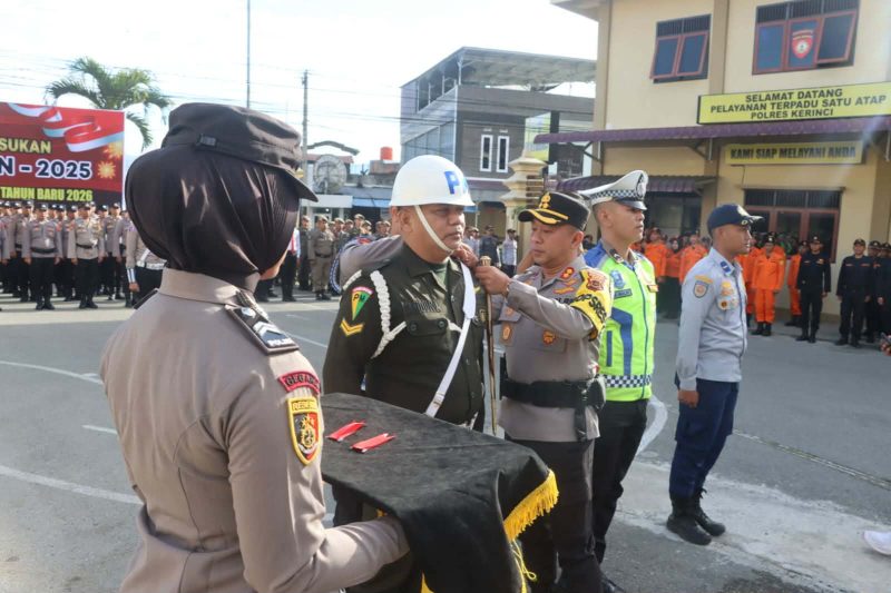 Penyematan pita tanda operasi oleh Kapolres Kerinci menandai dimulainya Operasi Lilin 2025 untuk pengamanan Natal dan Tahun Baru ( Foto Humas Polres)