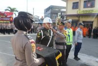 Penyematan pita tanda operasi oleh Kapolres Kerinci menandai dimulainya Operasi Lilin 2025 untuk pengamanan Natal dan Tahun Baru ( Foto Humas Polres)