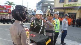 Penyematan pita tanda operasi oleh Kapolres Kerinci menandai dimulainya Operasi Lilin 2025 untuk pengamanan Natal dan Tahun Baru ( Foto Humas Polres)