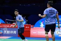 Dua pemain ganda putra Indonesia menunjukkan ekspresi semangat setelah merebut poin dalam pertandingan bulutangkis.