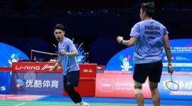 Dua pemain ganda putra Indonesia menunjukkan ekspresi semangat setelah merebut poin dalam pertandingan bulutangkis.